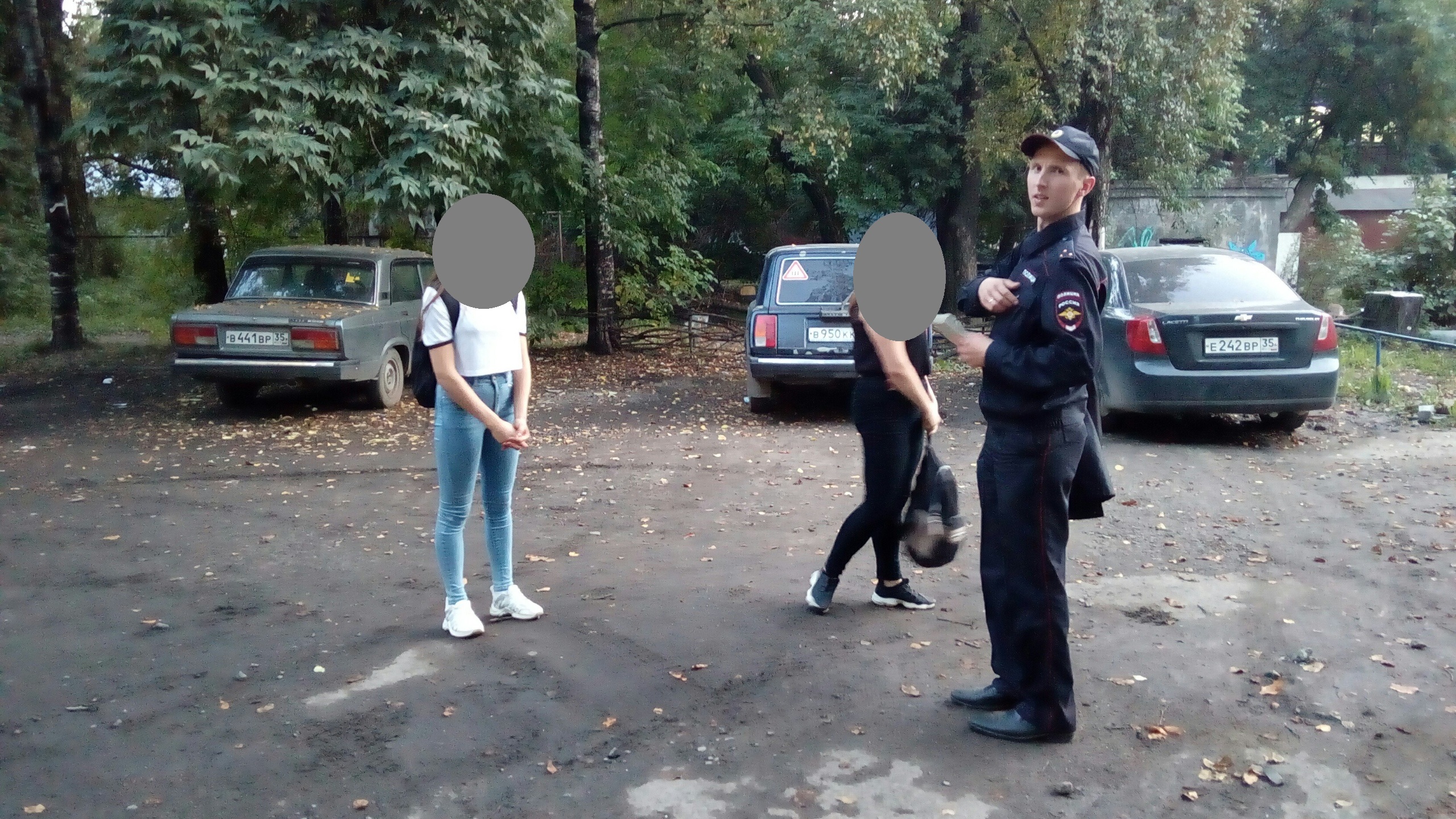 В Вологде школьницы незаконно клеили на дома рекламу такси «Maxim» |  13.09.2018 | Вологда - БезФормата