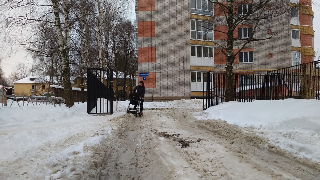 Само не тает: жителям Вологды приходится расчищать дворы от снега трактором за свой счет