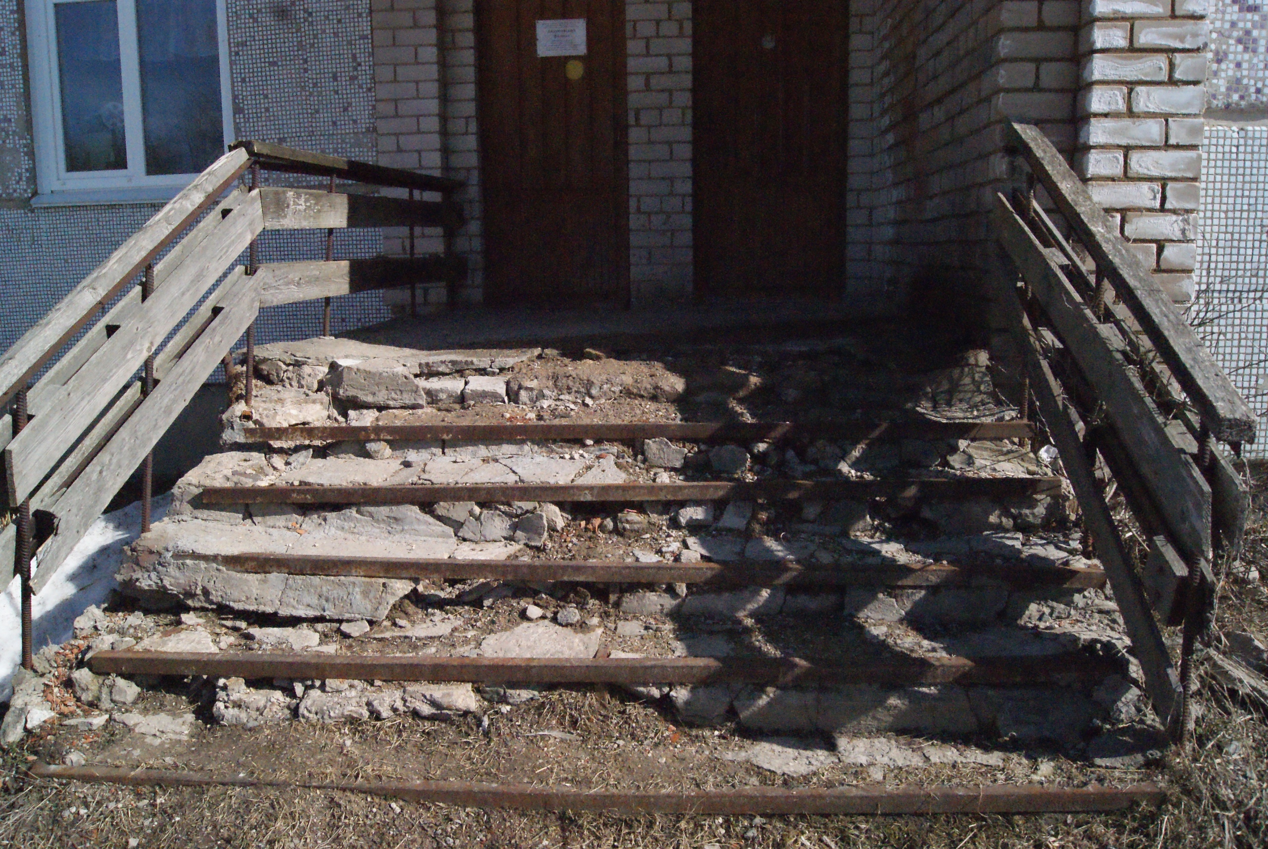 В Белозерском районе жителей просят собрать часть суммы на ремонт развалившегося крыльца библиотеки 