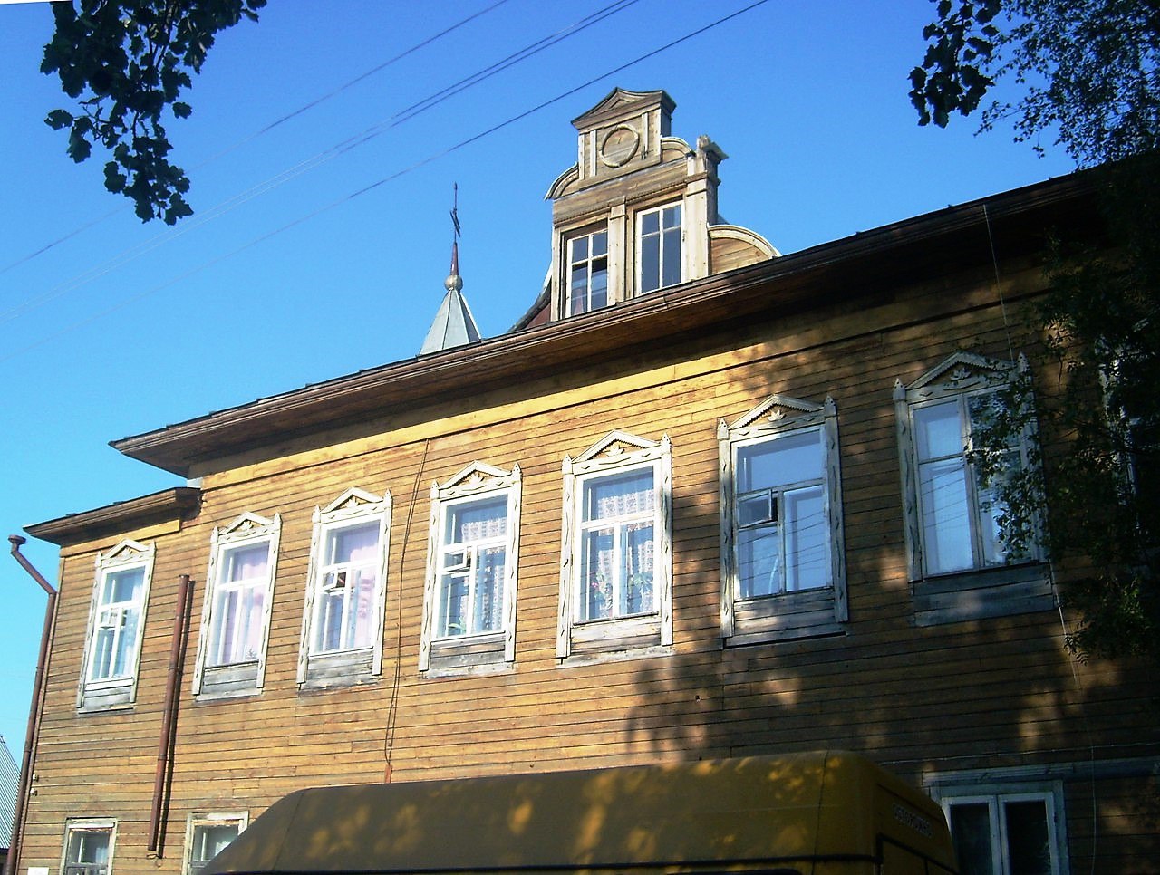 Знаменитая люкарня на крыше в Белозерске
