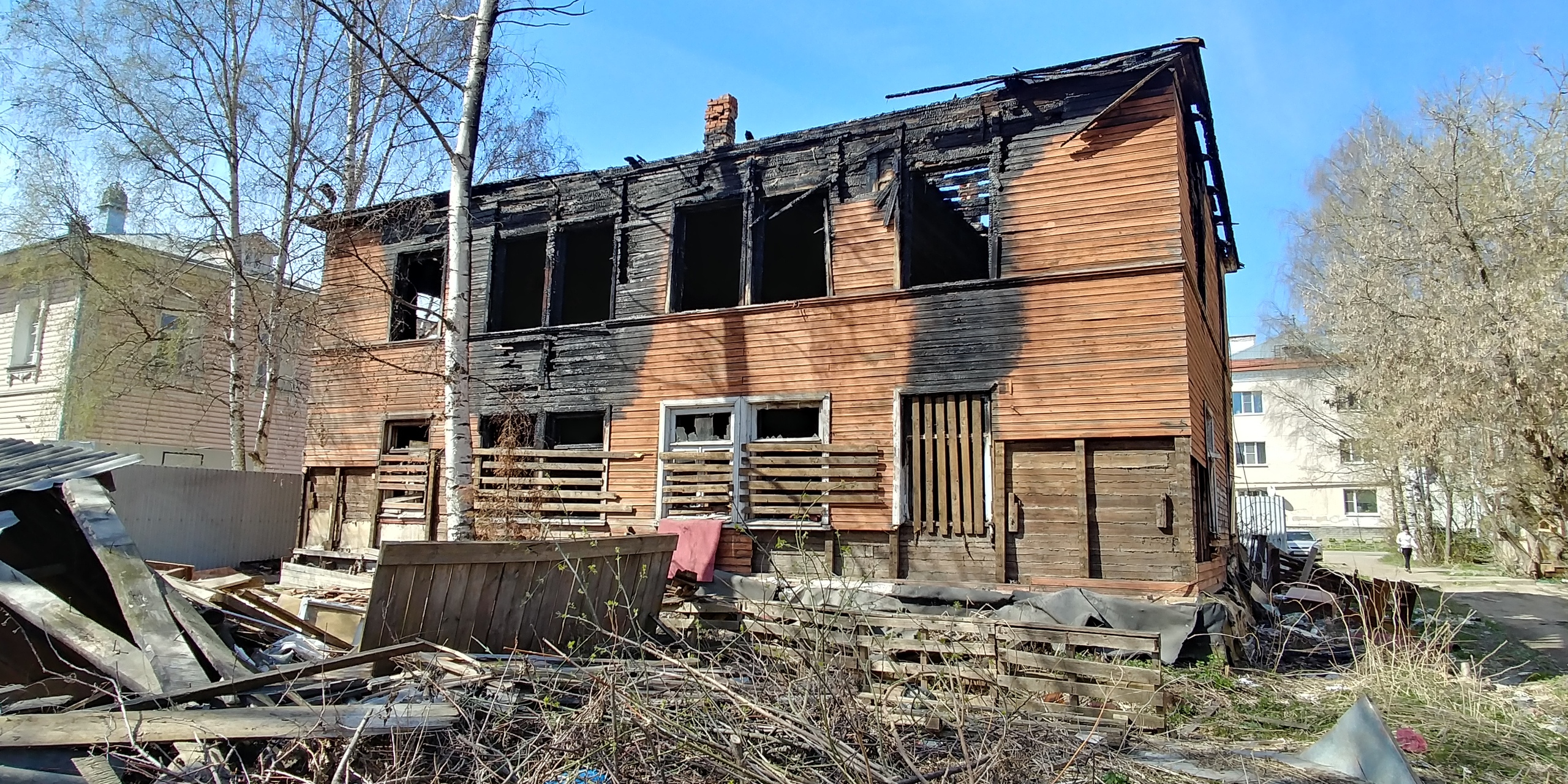 Мораторий на продажу сгоревших домов в Вологде не соблюдается: после пожаров на торги выставлены два дома