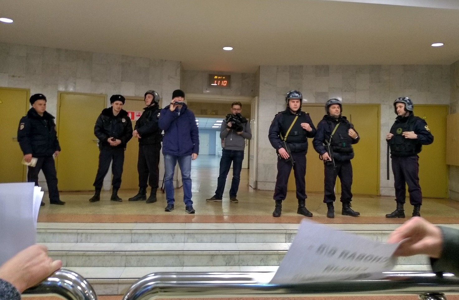 Обманутых дольщиков в правительстве Вологодской области встретили силовики с автоматами