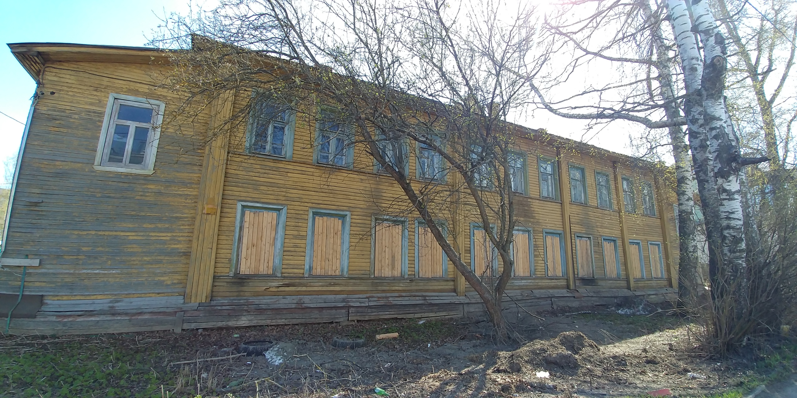 В центре Вологды продадут три деревянных дома: один из них уже сгорел