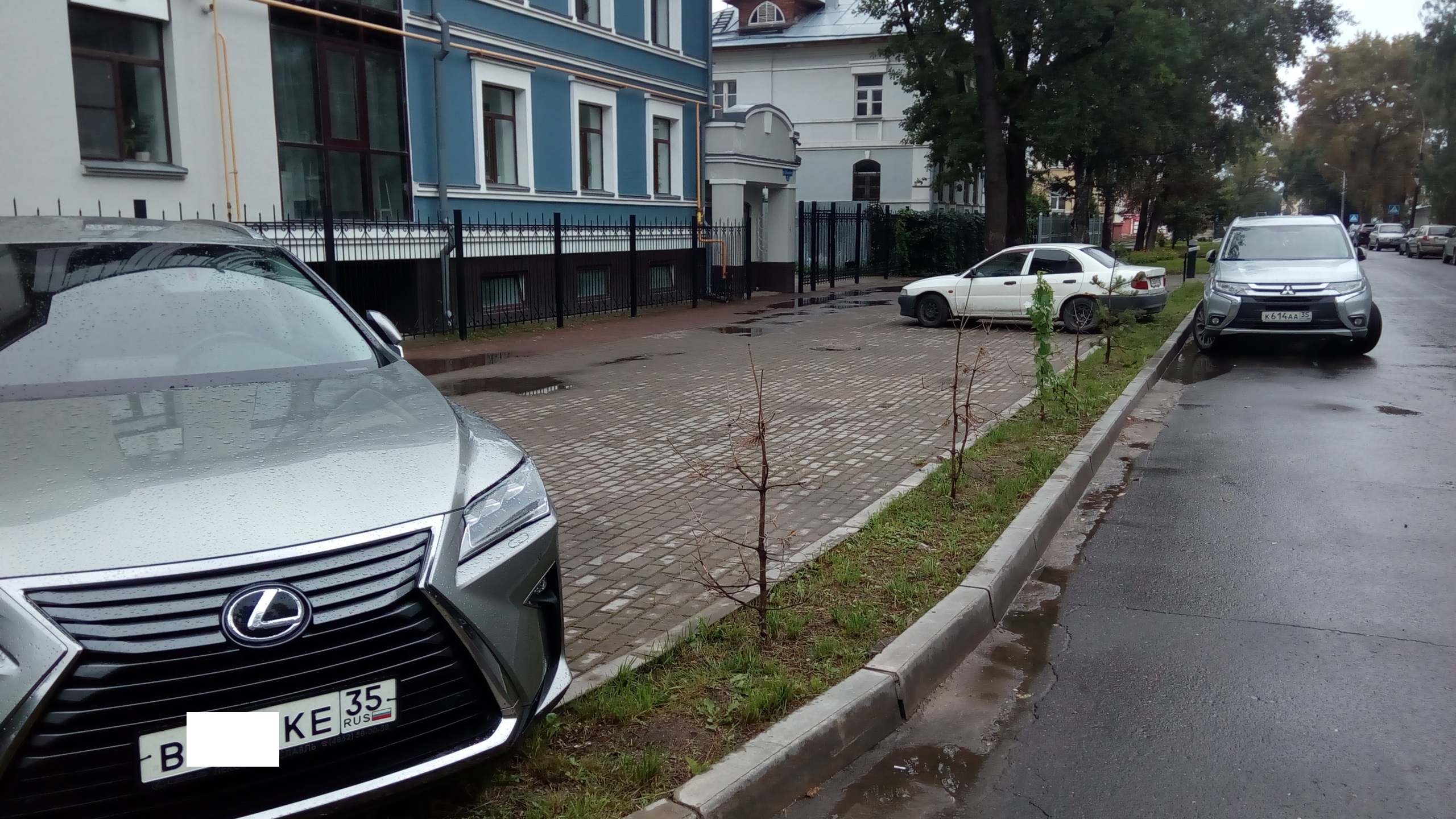 Жильцы дома на Добролюбова в Вологде заняли общегородской тротуар парковкой  | 31.07.2019 | Вологда - БезФормата