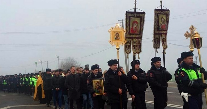 Краснодарские сотрудники ГИБДД провели крестный ход против ДТП