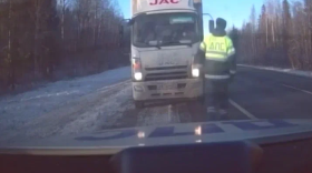 В Вологодской области наряд ДПС остановил грузовой автомобиль, которым управляла 9-летняя девочка