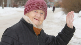 87-летняя жительница Шексны ходит из города в дачный поселок, чтобы накормить брошенных животных