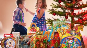 Эксперты Роскачества предупредили родителей, что новогодние подарки наполняют вредными для детей сладостями