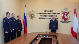 Трое полицейских из Вологодской области получили награды за спасение жизней