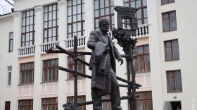 Памятник Василию Белову открыли в Вологде в день 90-летия со дня рождения писателя