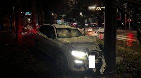 Автомобиль «БМВ» врезался в столб ночью на Конева-Беляева в Вологде