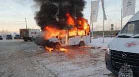 Микроавтобус сгорел в Вологде на улице Железнодорожной