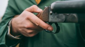 Пенсионер из Вологодского района пытался застрелить собутыльника из ружья