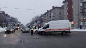 В Череповце в ДТП с машиной скорой помощи пострадала фельдшер и разбилось четыре авто
