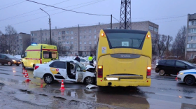 В Череповце водитель такси скончался в больнице после аварии с автобусом