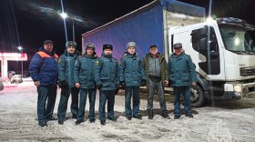 Сотрудники вологодского МЧС поблагодарили дальнобойщика, спасшего их от мороза на дороге