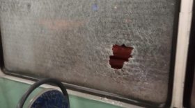 В Череповце разыскивают вандалов, которые закидали трамвай камнями