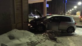 Автомобиль врезался в здание аптеки на улице Зосимовской в Вологде
