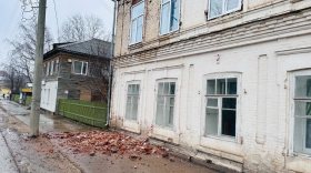 В Великом Устюге обвалился фасад детского сада на улице Красной