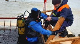 Череповецкие спасатели помогли купальщику найти потерянные на дне проруби очки
