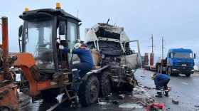 На трассе в Вологодском районе столкнулись тягач, грузовик и грейдер