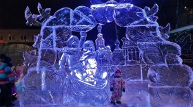 Подсвеченные ледяные скульптуры представлены посетителям в скейт-парке «Яма» в Вологде