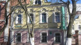 В Вологде собственника дома XIX века обязали через суд заменить пластиковые окна и двери в здании на деревянные
