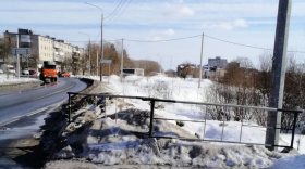 На улице Сергея Преминина в Вологде оградили участок обочины, где женщина погибла, упав в ручей
