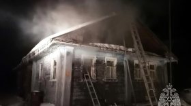 Тело мужчины нашли у крыльца сгоревшего дома в Сямженском округе