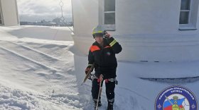 В Вологде спасатели сняли квадрокоптер с крыши Софийского собора