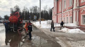 В Вологде ликвидацией подтоплений на тротуарах занимаются 23 бригады коммунальщиков