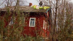 В Вытегорском районе парапланеристу пришлось приземлиться на крышу дома