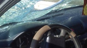 В Вологде водителя "Шкоды" поранило отлетевшим в лобовое стекло с дороги металлическим предметом