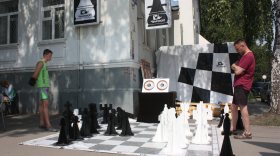 В центре Вологды на улице устроили шахматный турнир