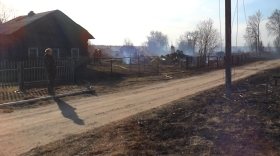 Пострадавшая в пожаре жительница деревни Бучеровская вернулась в горящий дом за документами