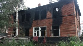 В Вологде второй раз за день подожгли расселенный дом на Козленской