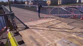 Дыру в пешеходном мосту в Вологде закрыли деревянным настилом