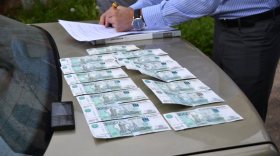 Двух сотрудников федерального бюджетного учреждения в Вологодской области поймали на взятках