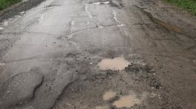 «Магистраль» отремонтировала дорогу в Вологде, посыпав ее щебнем поверх асфальта