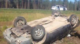 Автомобиль перевернулся на трассе в Вологодской области