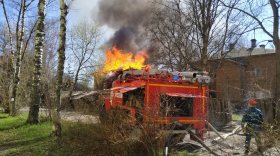 В Вологде горит деревянный дом на Набережной VI армии, 175