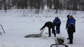 На реке Вологде наращивают лед, чтобы оборудовать вторую купель к Крещению