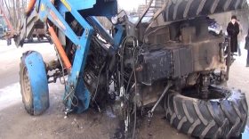 Трактор развалился пополам при столкновении с «Шевроле» под Вологдой