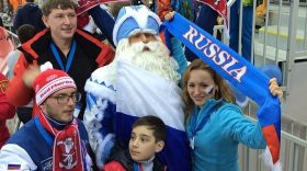 Дед Мороз поддерживает российских олимпийцев в Сочи