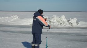 Вологодские рыбаки рискуют, выезжая на лед на машинах
