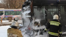 В Череповце на остановке загорелся маршрутный автобус
