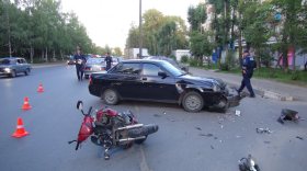 В Вологде пьяный скутерист без шлема столкнулся с автомобилем