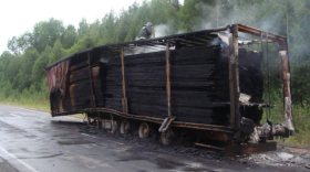 Груженная лесом фура загорелась на трассе  в Вологодской области