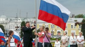 Флаг России над центральной площадью Вологды подняли дети вместе с Олегом Кувшинниковым