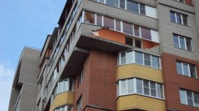 В одной из новостроек Вологды сильным ветром сдуло кирпичный балкон
